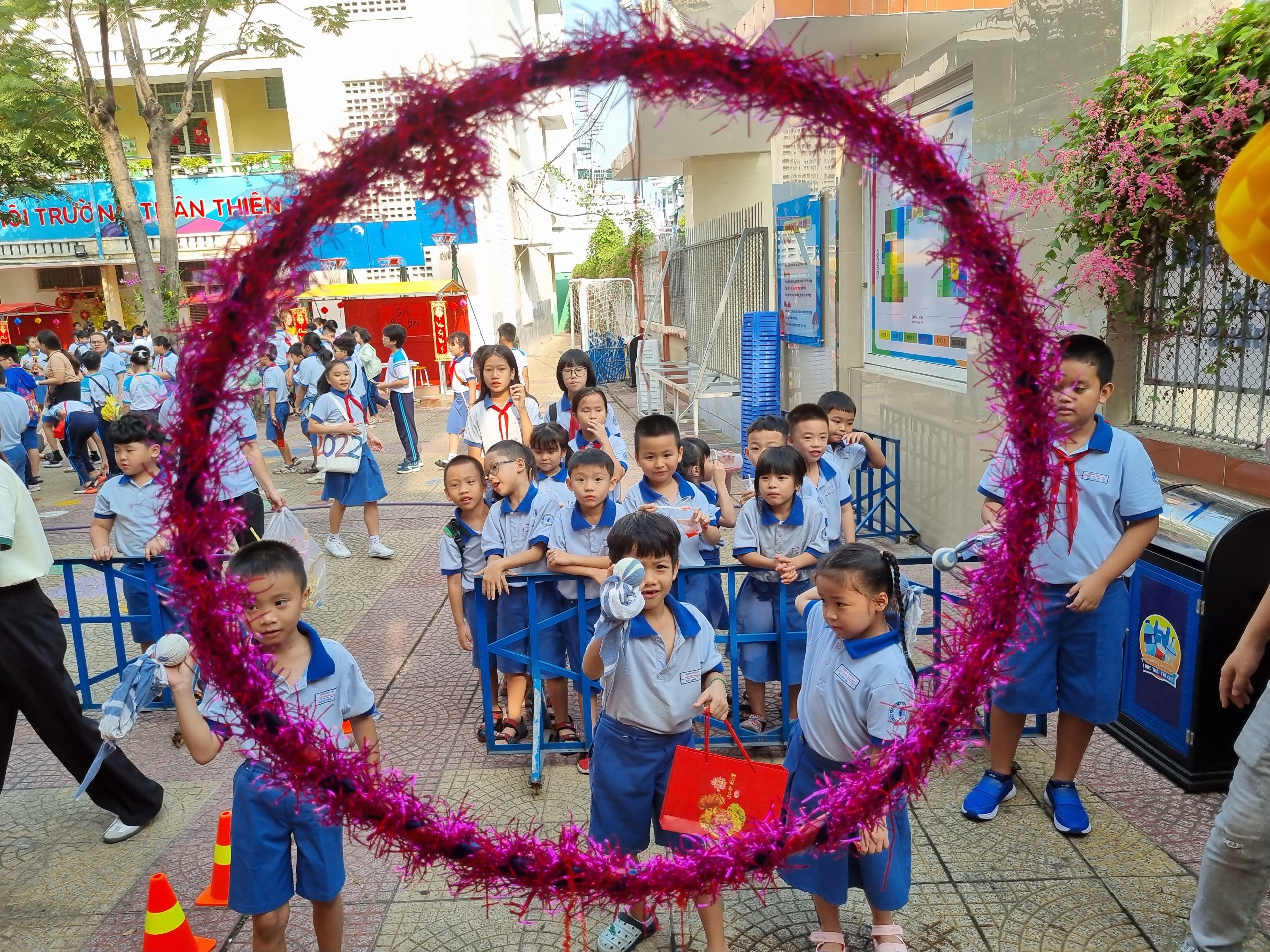 Học sinh TP.HCM bơi xuồng, gói bánh… đón tết dân gian- Ảnh 5. Học sinh TP.HCM bơi xuồng, gói bánh… đón tết dân gian- Ảnh 5.