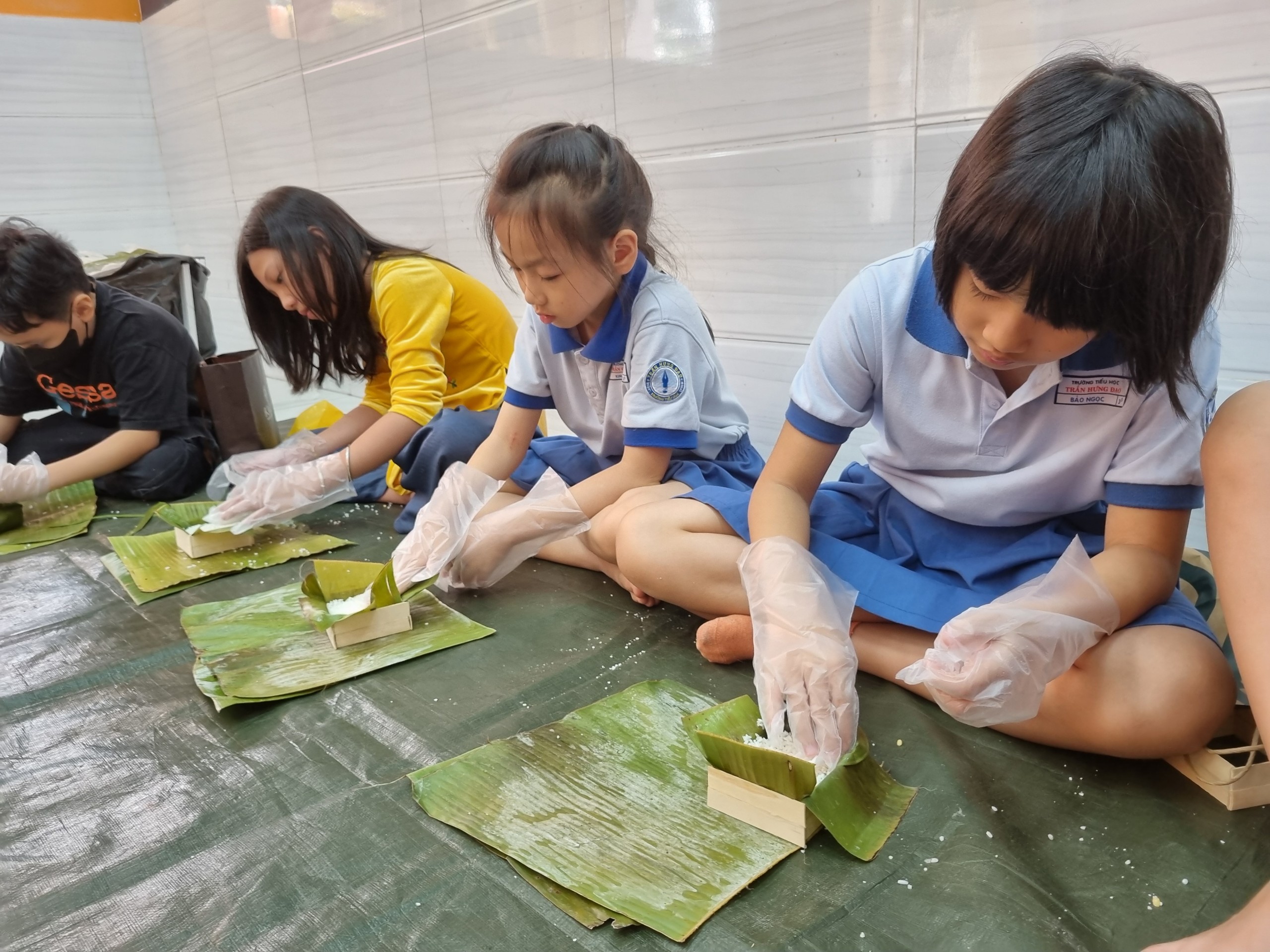Học sinh TP.HCM bơi xuồng, gói bánh… đón tết dân gian- Ảnh 6. Học sinh TP.HCM bơi xuồng, gói bánh… đón tết dân gian- Ảnh 6.