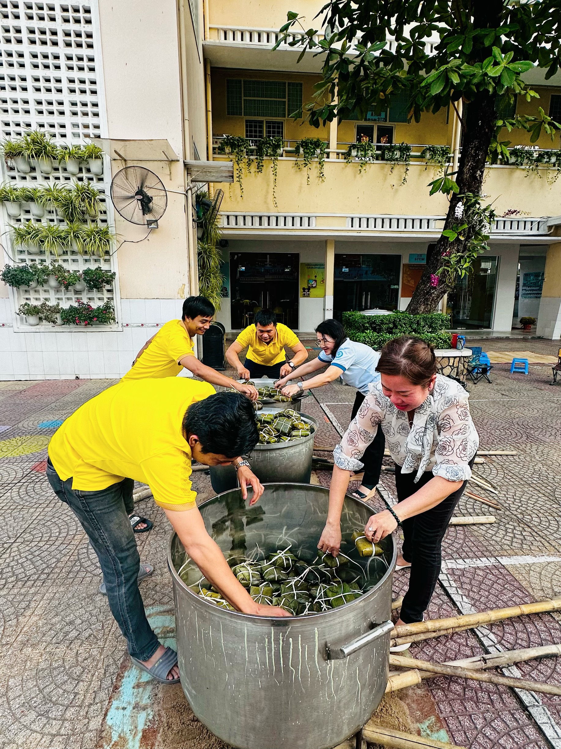 Học sinh TP.HCM bơi xuồng, gói bánh… đón tết dân gian- Ảnh 7. Học sinh TP.HCM bơi xuồng, gói bánh… đón tết dân gian- Ảnh 7.