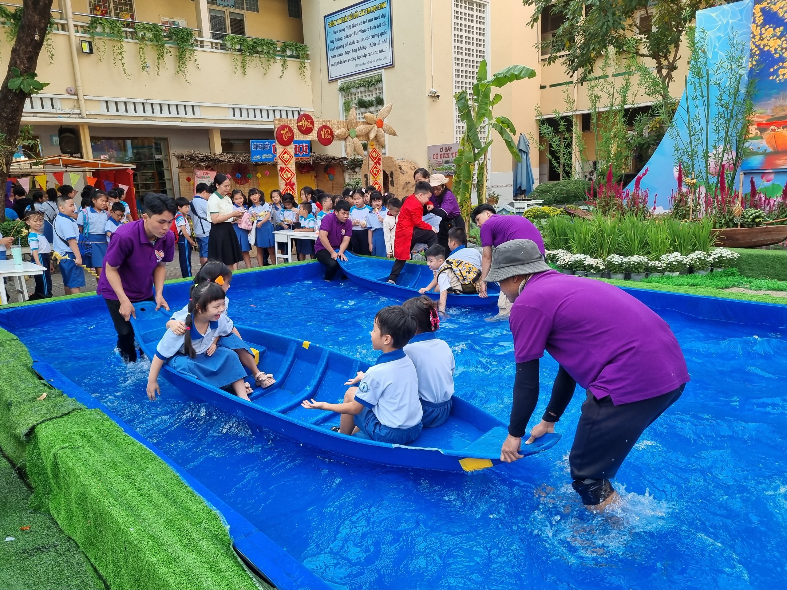 Học sinh TP.HCM bơi xuồng, gói bánh… đón tết dân gian- Ảnh 8. Học sinh TP.HCM bơi xuồng, gói bánh… đón tết dân gian- Ảnh 8.