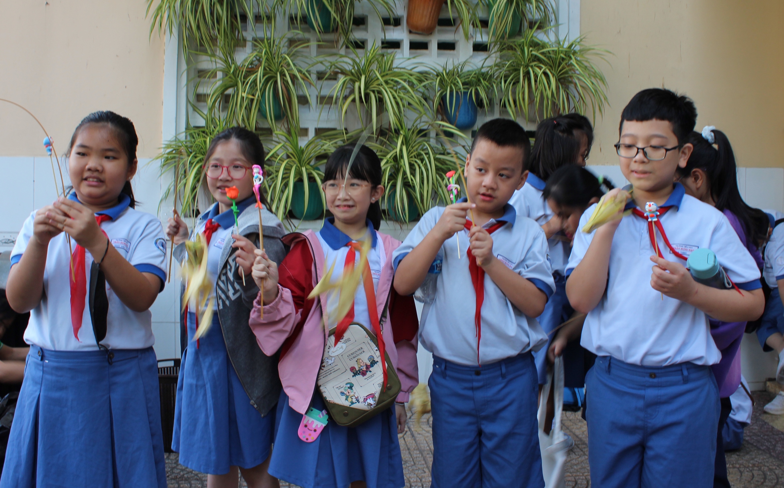 Học sinh TP.HCM bơi xuồng, gói bánh… đón tết dân gian- Ảnh 12. Học sinh TP.HCM bơi xuồng, gói bánh… đón tết dân gian- Ảnh 12.
