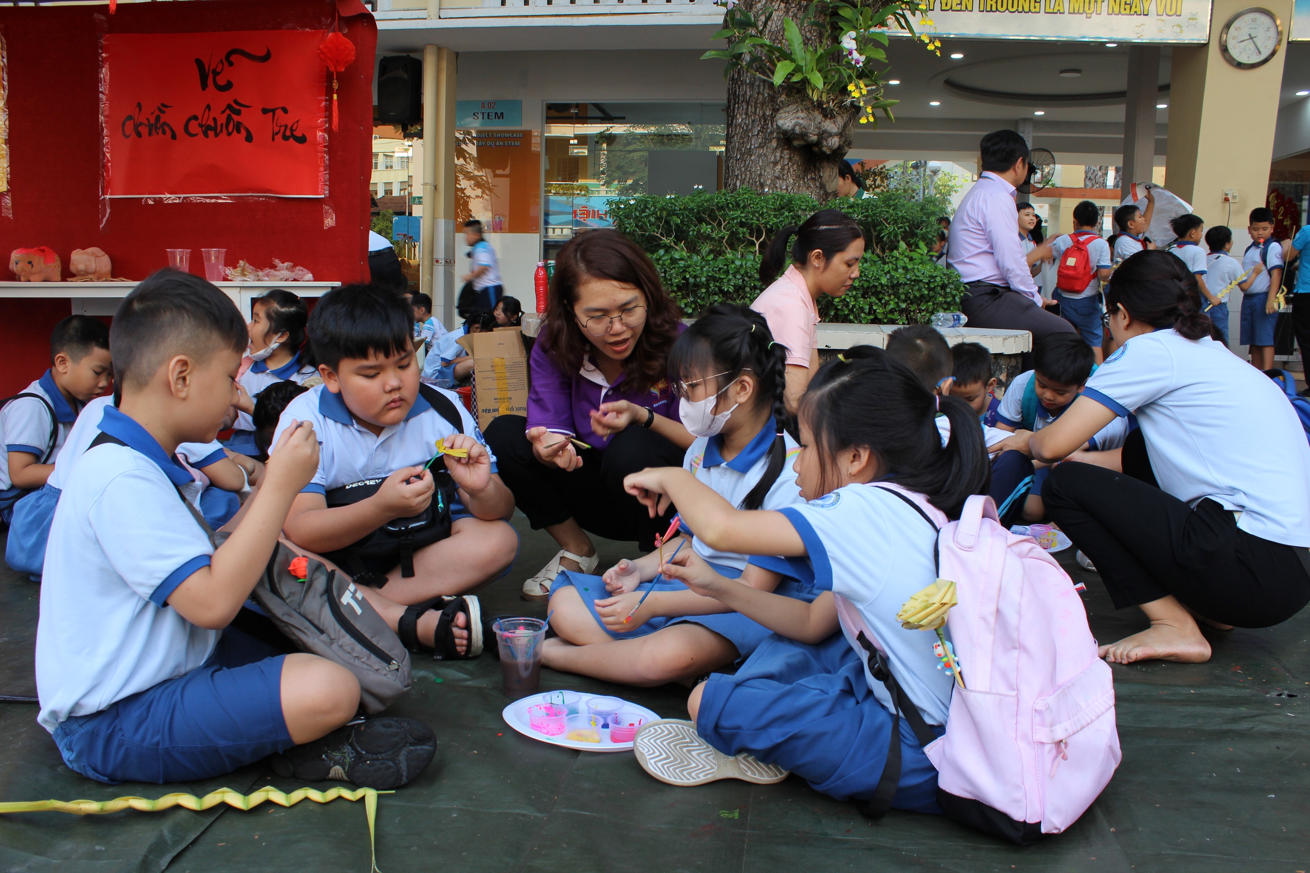 Học sinh TP.HCM bơi xuồng, gói bánh… đón tết dân gian- Ảnh 11. Học sinh TP.HCM bơi xuồng, gói bánh… đón tết dân gian- Ảnh 11.