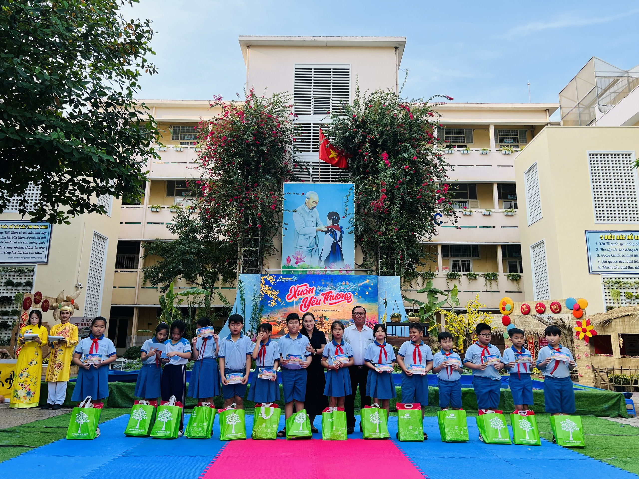 Học sinh TP.HCM bơi xuồng, gói bánh… đón tết dân gian- Ảnh 14. Học sinh TP.HCM bơi xuồng, gói bánh… đón tết dân gian- Ảnh 14.
