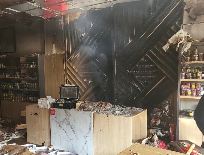 Nhiều đồ đạc bên trong cửa hàng bị cháy rụi. Ảnh: Khánh Hương