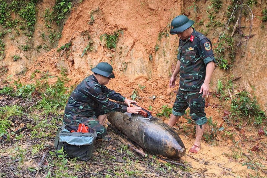 Phát hiện quả bom nặng hơn 3 tạ còn nguyên kíp nổ khi đào móng nhà - 3 Phát hiện quả bom nặng hơn 3 tạ còn nguyên kíp nổ khi đào móng nhà - 3