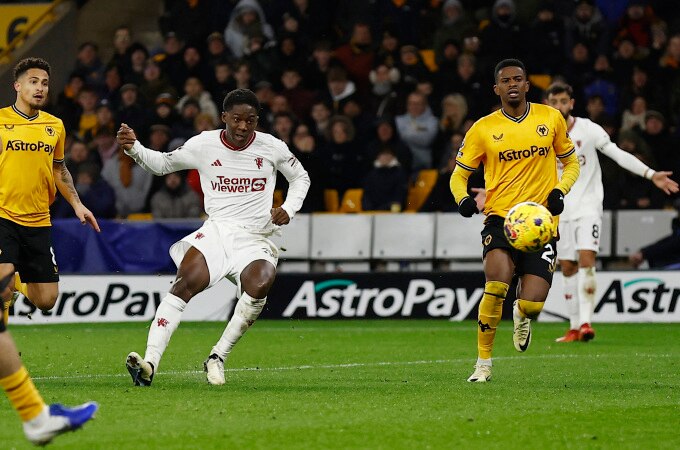 Tiền vệ Kobbie Mainoo ghi bàn ấn định thắng lợi 4-3 cho Man Utd trước Wolves ở vòng 22 Ngoại hạng Anh trên sân Molineux ngày 1/2. Ảnh: Reuters