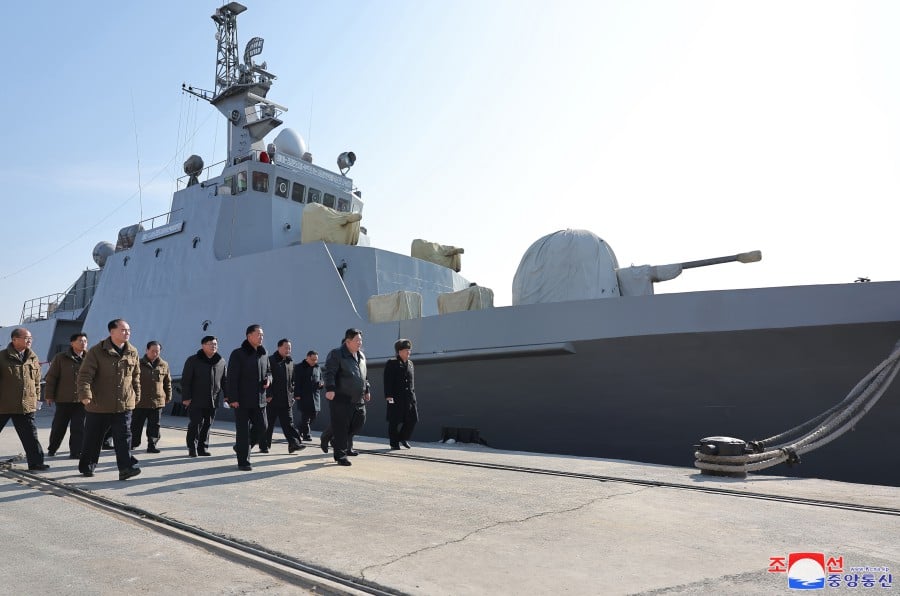 Ông Kim thị sát xưởng đóng tàu chiến, Hàn Quốc nói Triều Tiên vừa phóng tên lửa- Ảnh 2.