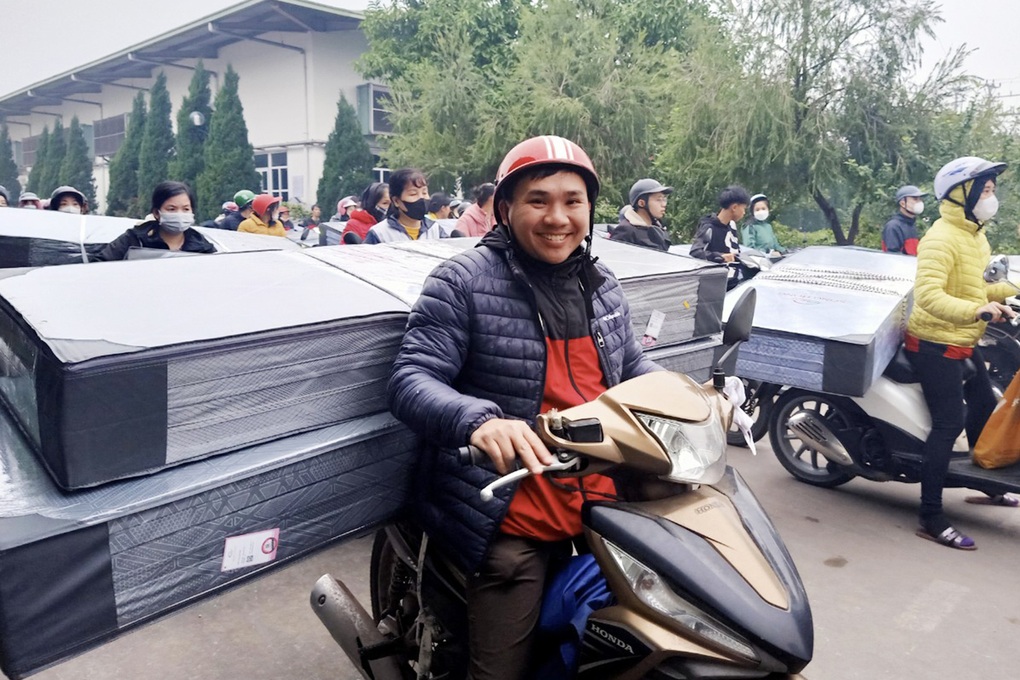 2.000 công nhân bất ngờ nhận quà to đùng: Thưởng Tết bằng sản phẩm? - 2 2.000 công nhân bất ngờ nhận quà to đùng: Thưởng Tết bằng sản phẩm? - 2