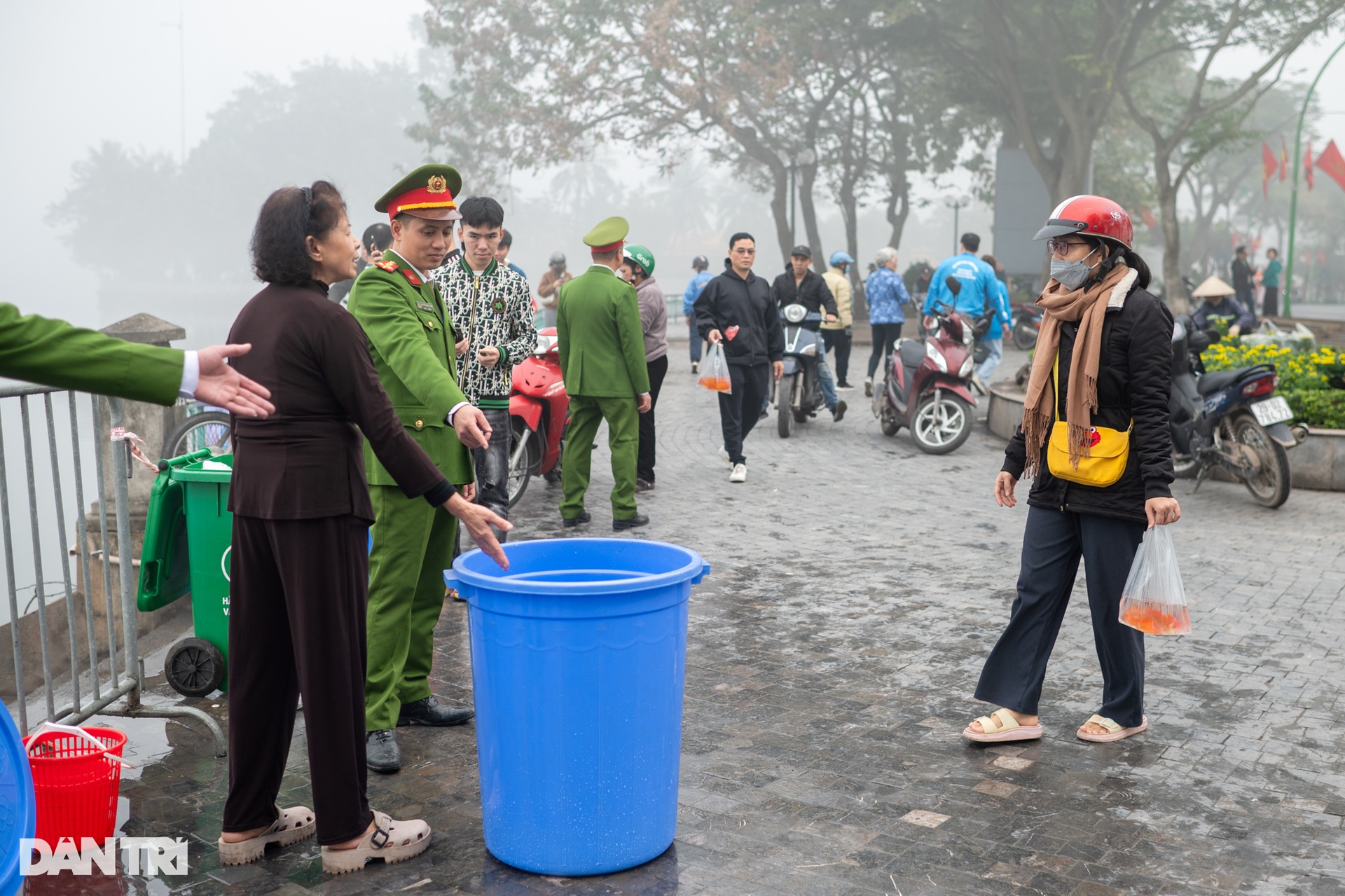 Người nước ngoài thả cá chép tiễn ông Táo chầu trời - 4 Người nước ngoài thả cá chép tiễn ông Táo chầu trời - 4