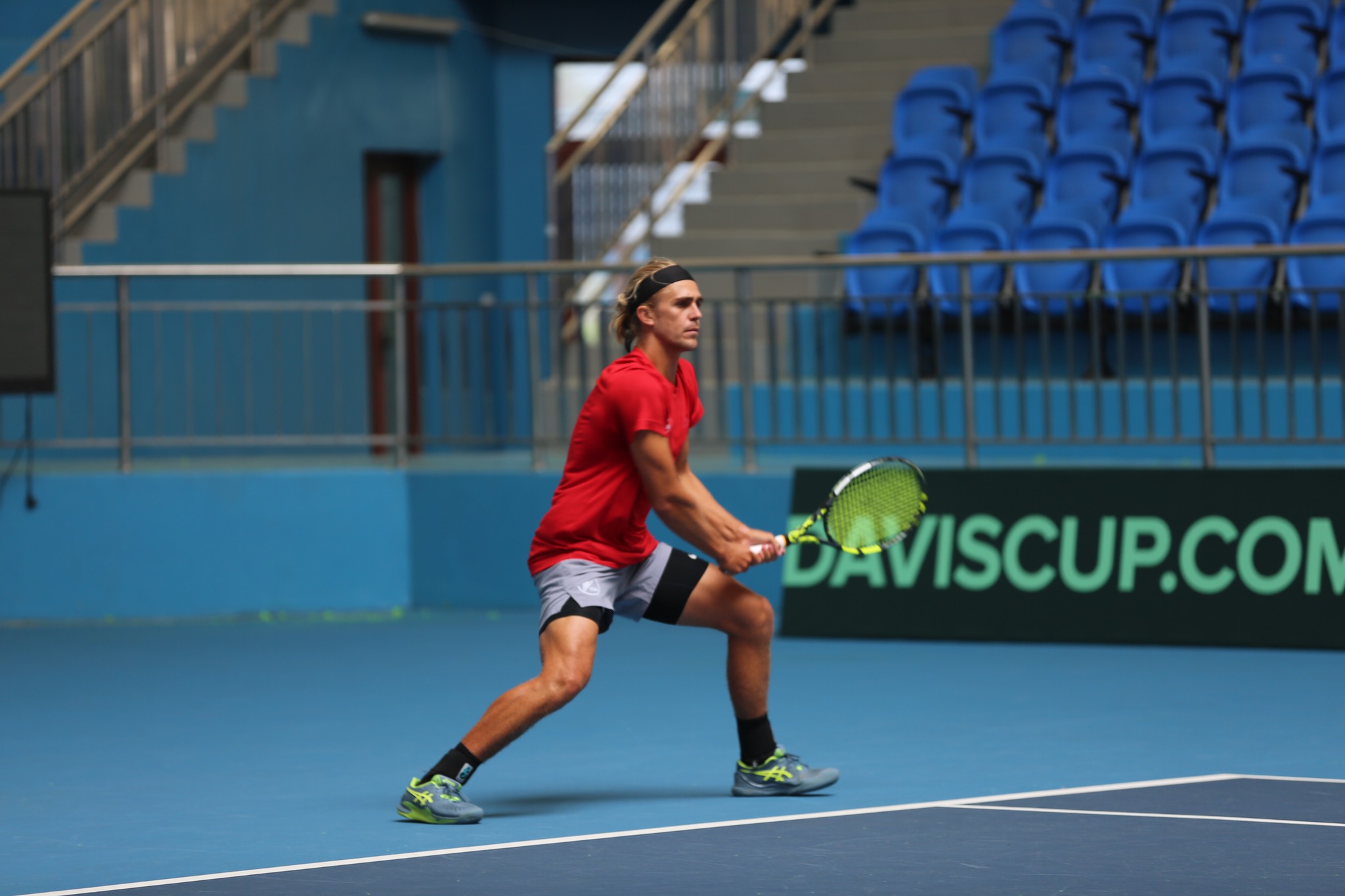 Lý Hoàng Nam bùng nổ đánh bại tay vợt Nam Phi ở play-off Davis Cup- Ảnh 2. Lý Hoàng Nam bùng nổ đánh bại tay vợt Nam Phi ở play-off Davis Cup- Ảnh 2.