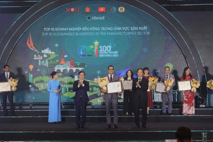 Ông Binu Jacob, Tổng Giám đốc Nestlé Việt Nam nhận chứng nhận doanh nghiệp bền vững nhất Việt Nam trong lĩnh vực sản xuất. Ảnh: Nestlé