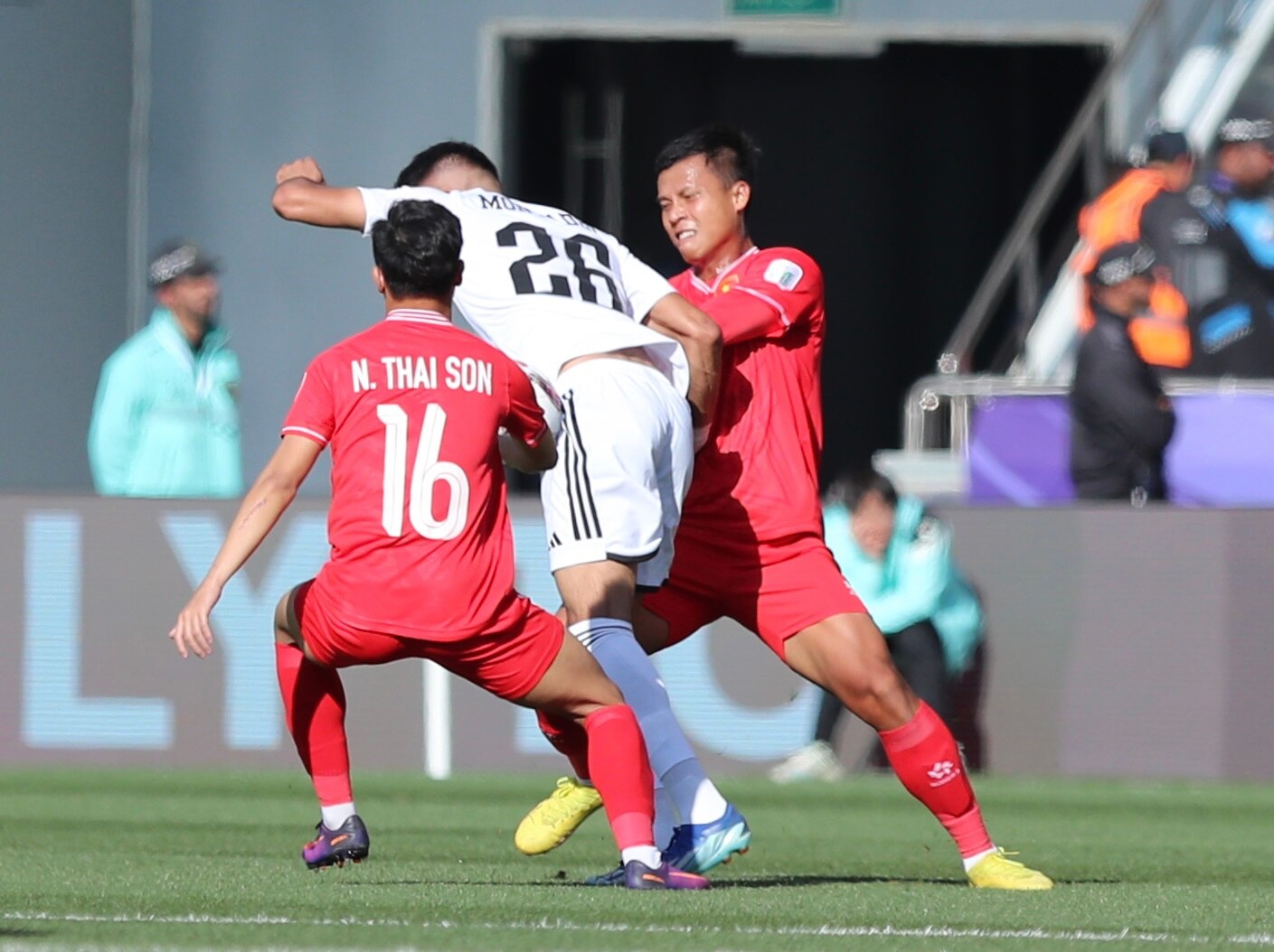 Ngọc Bảo (đỏ, phải) ra sân trong trận đội tuyển Việt Nam gặp đội Iraq tại Asian Cup 2023