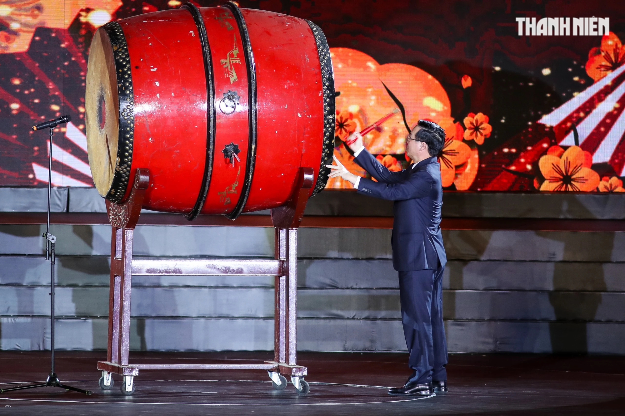 Chủ tịch nước Võ Văn Thưởng chúc tết kiều bào và đánh trống khai hội mừng xuân- Ảnh 3. Chủ tịch nước Võ Văn Thưởng chúc tết kiều bào và đánh trống khai hội mừng xuân- Ảnh 3.