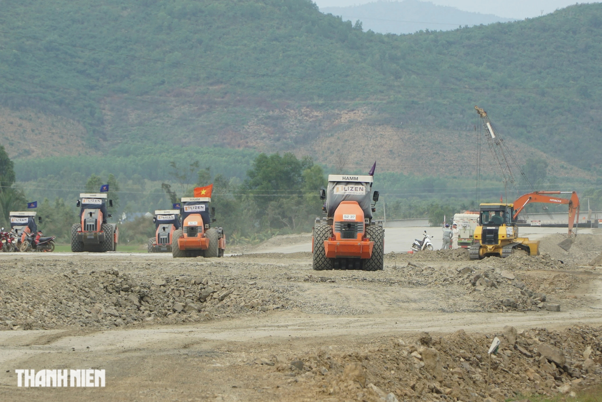 Hối hả thi công cao tốc Vân Phong - Nha Trang những ngày cận tết- Ảnh 2. Hối hả thi công cao tốc Vân Phong - Nha Trang những ngày cận tết- Ảnh 2.