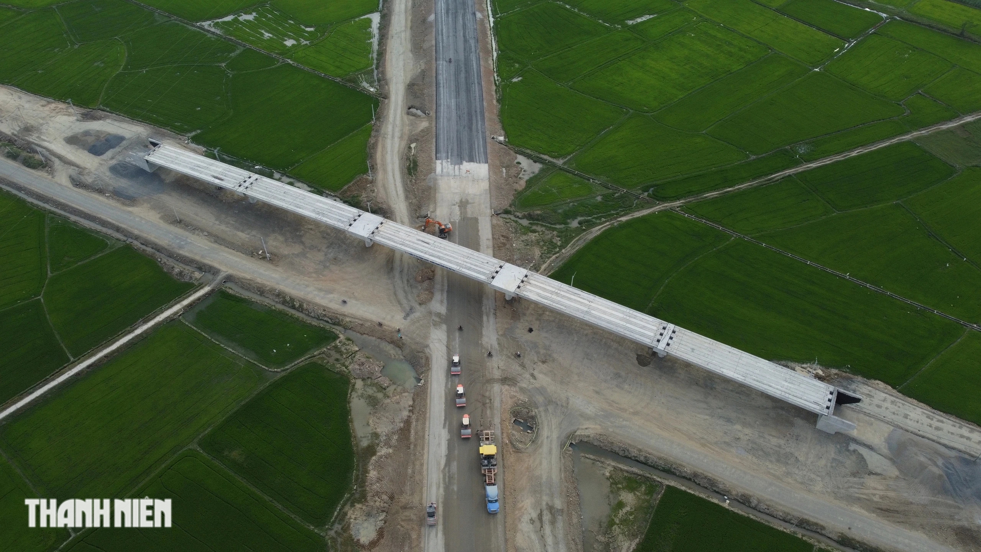 Hối hả thi công cao tốc Vân Phong - Nha Trang những ngày cận tết- Ảnh 3. Hối hả thi công cao tốc Vân Phong - Nha Trang những ngày cận tết- Ảnh 3.