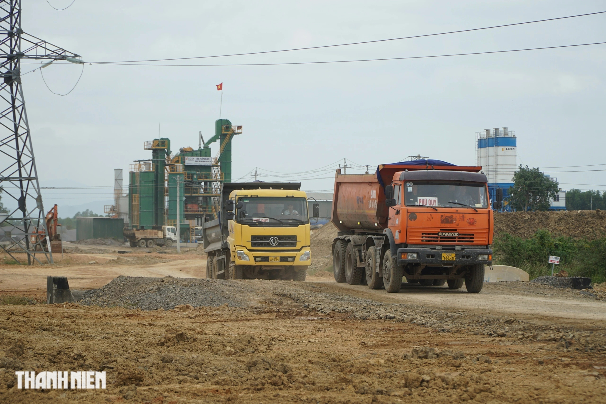 Hối hả thi công cao tốc Vân Phong - Nha Trang những ngày cận tết- Ảnh 11. Hối hả thi công cao tốc Vân Phong - Nha Trang những ngày cận tết- Ảnh 11.
