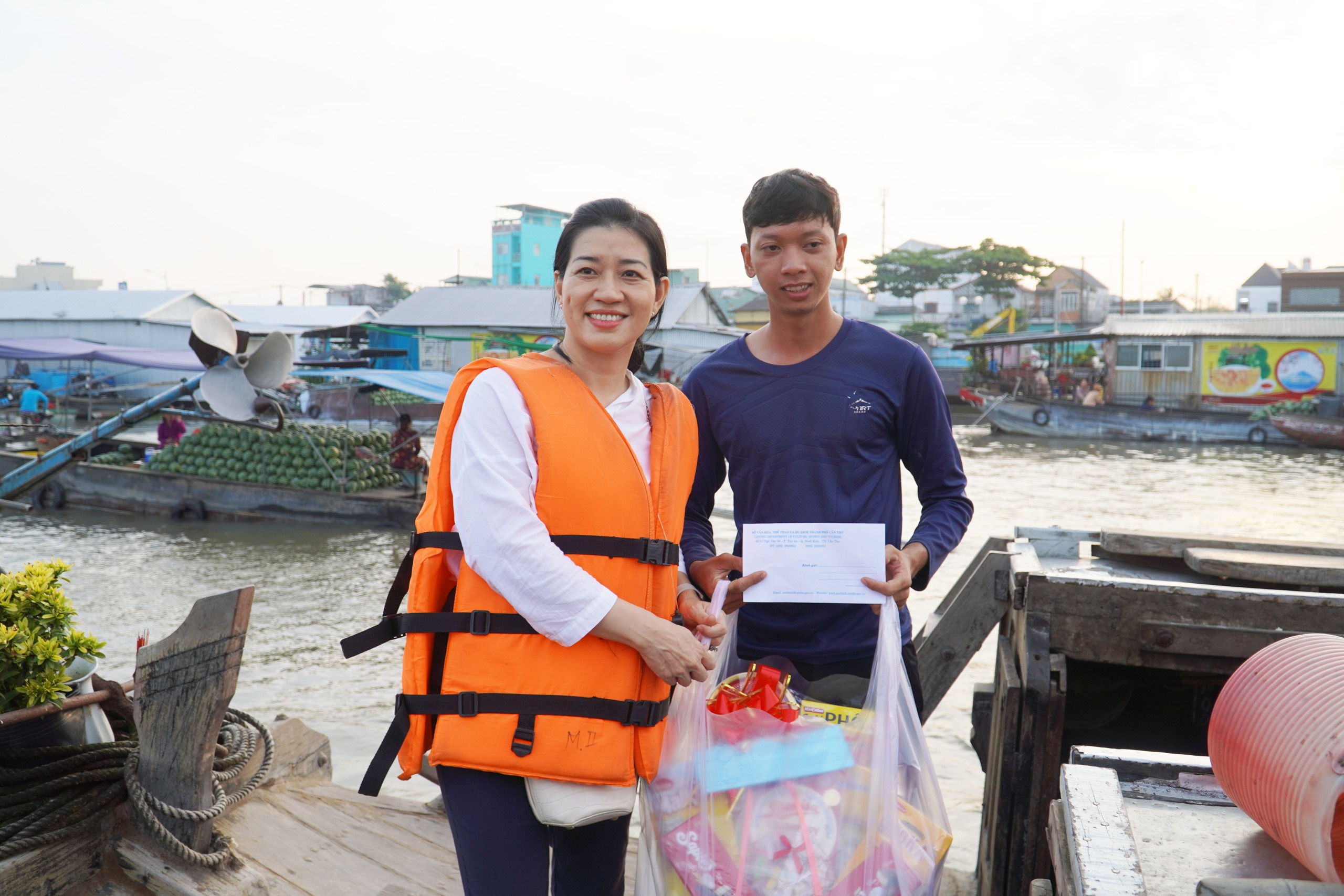 CLIP: Hoạt động ấm áp dành cho tiểu thương chợ nổi Cái Răng- Ảnh 5. CLIP: Hoạt động ấm áp dành cho tiểu thương chợ nổi Cái Răng- Ảnh 5.