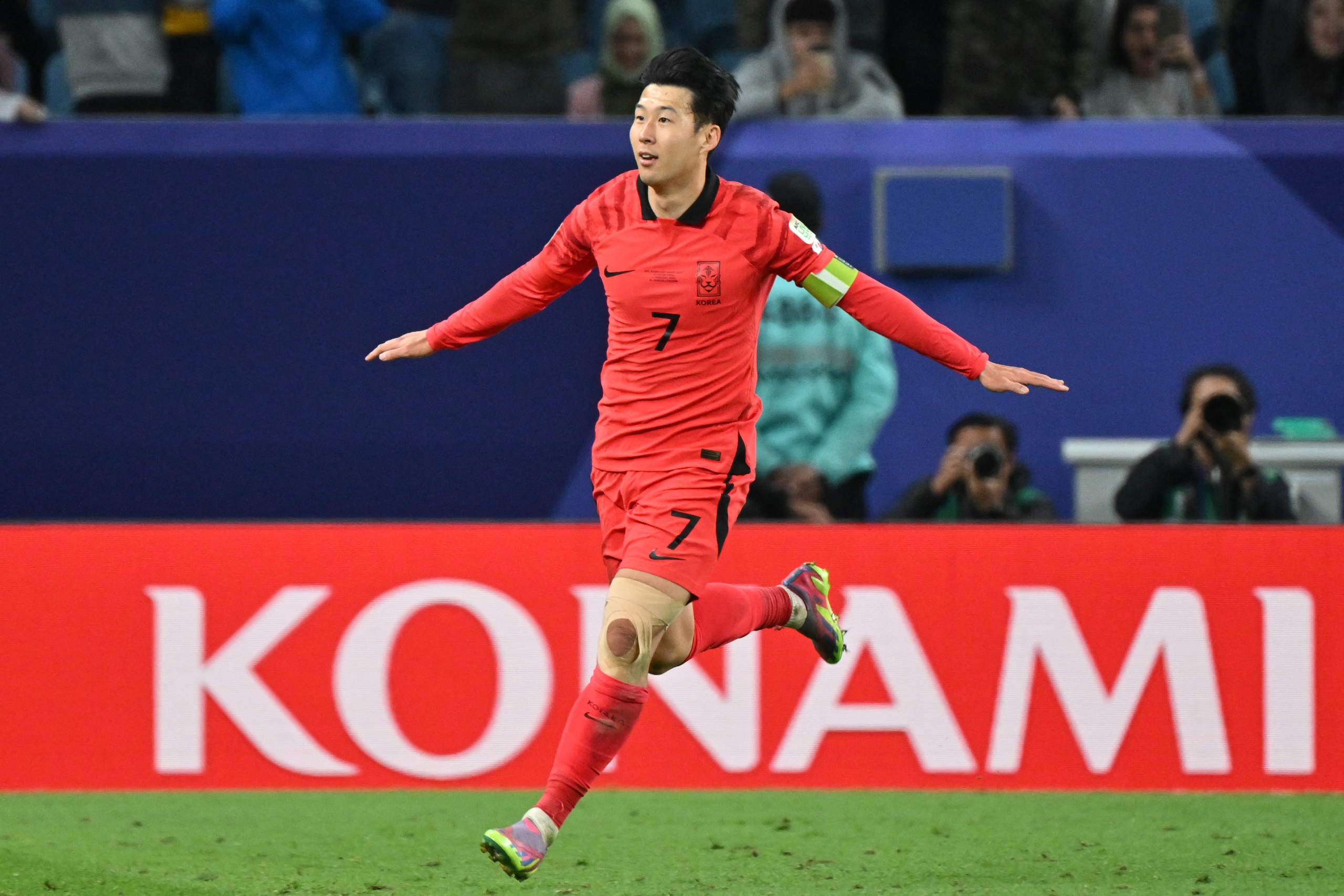Son Heung-min tỏa sáng, Hàn Quốc ngược dòng vào bán kết Asian Cup- Ảnh 5. Son Heung-min tỏa sáng, Hàn Quốc ngược dòng vào bán kết Asian Cup- Ảnh 5.