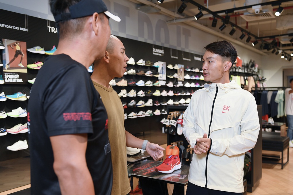 Hoàng Nguyên Thanh gặp gỡ đại diện Nike ACFC sau thành tích phá kỷ lục quốc gia - 2 Hoàng Nguyên Thanh gặp gỡ đại diện Nike ACFC sau thành tích phá kỷ lục quốc gia - 2