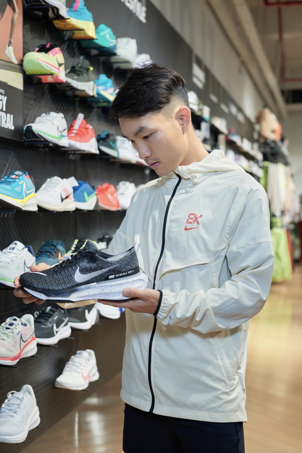 Hoàng Nguyên Thanh gặp gỡ đại diện Nike ACFC sau thành tích phá kỷ lục quốc gia - 3 Hoàng Nguyên Thanh gặp gỡ đại diện Nike ACFC sau thành tích phá kỷ lục quốc gia - 3