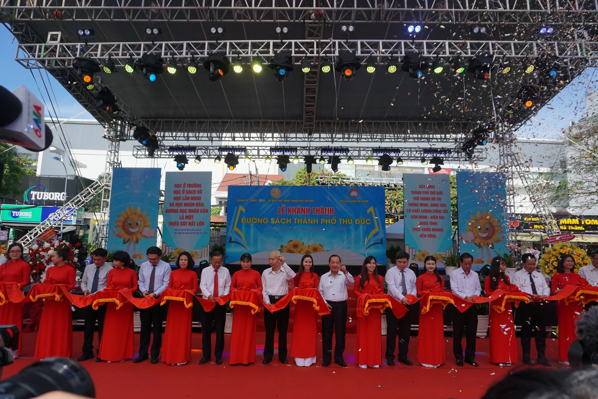 Khai trương Đường sách TP.Thủ Đức thu hút hàng ngàn người thăm quan, mua sách - Ảnh 2. Khai trương Đường sách TP.Thủ Đức thu hút hàng ngàn người thăm quan, mua sách - Ảnh 2.