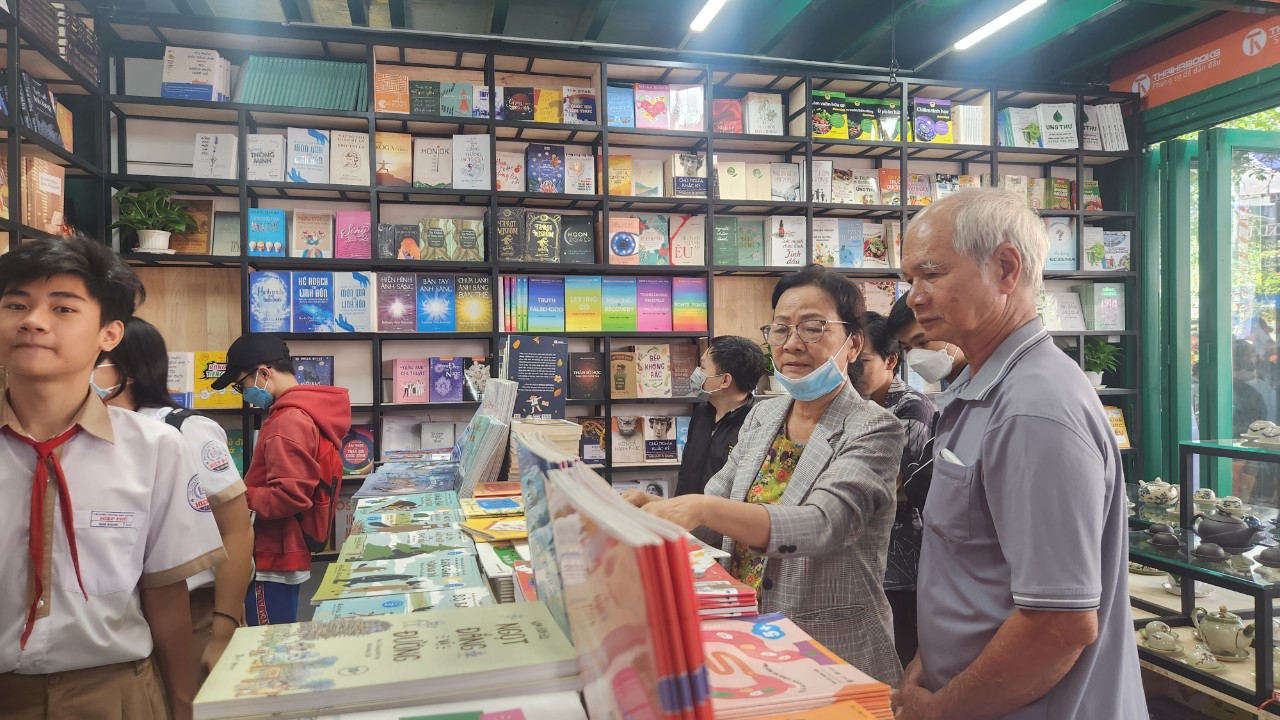 Khai trương Đường sách TP.Thủ Đức thu hút hàng ngàn người thăm quan, mua sách - Ảnh 3. Khai trương Đường sách TP.Thủ Đức thu hút hàng ngàn người thăm quan, mua sách - Ảnh 3.
