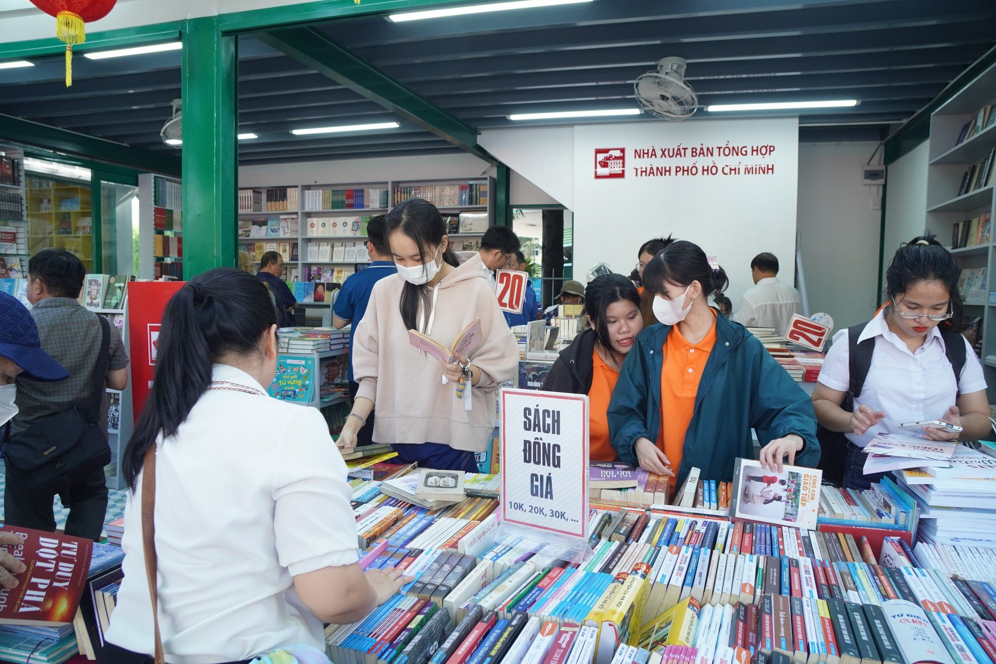 Khai trương Đường sách TP.Thủ Đức thu hút hàng ngàn người thăm quan, mua sách - Ảnh 4. Khai trương Đường sách TP.Thủ Đức thu hút hàng ngàn người thăm quan, mua sách - Ảnh 4.