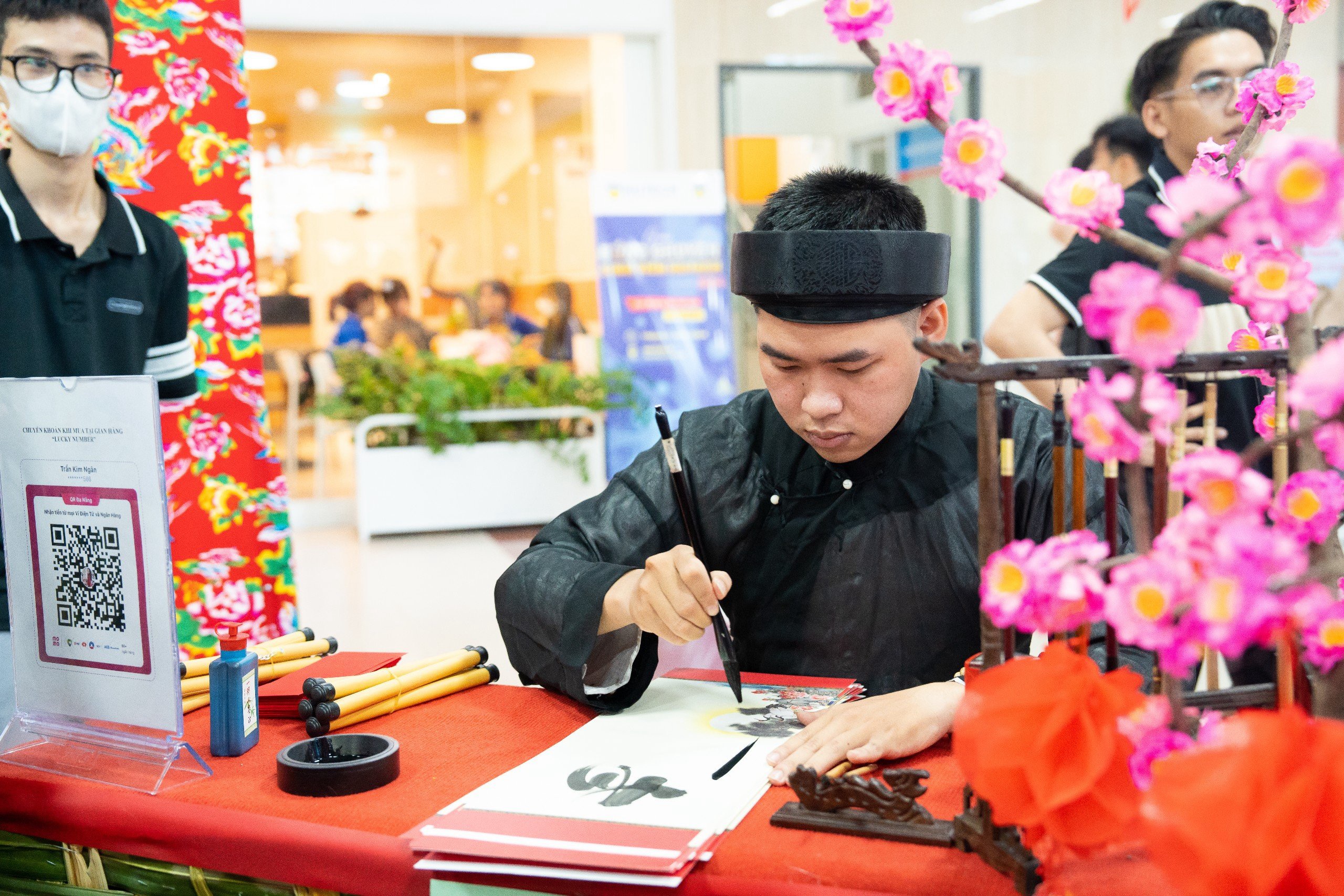 Rộn ràng không gian tết tại giảng đường ĐH- Ảnh 2. Rộn ràng không gian tết tại giảng đường ĐH- Ảnh 2.