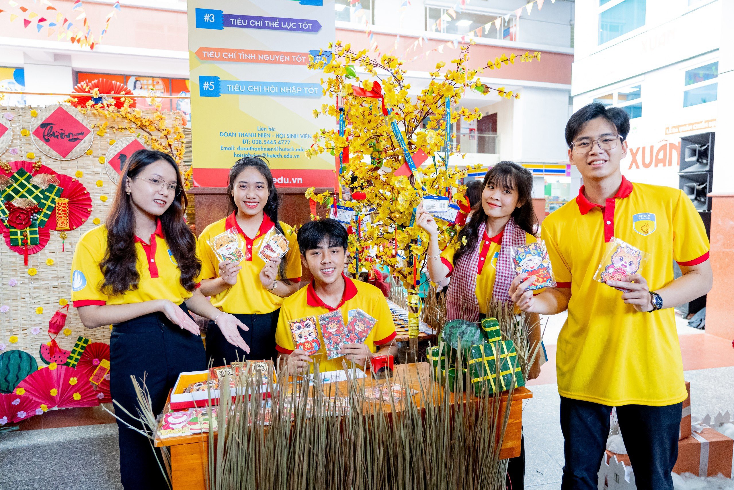 Rộn ràng không gian tết tại giảng đường ĐH- Ảnh 3. Rộn ràng không gian tết tại giảng đường ĐH- Ảnh 3.
