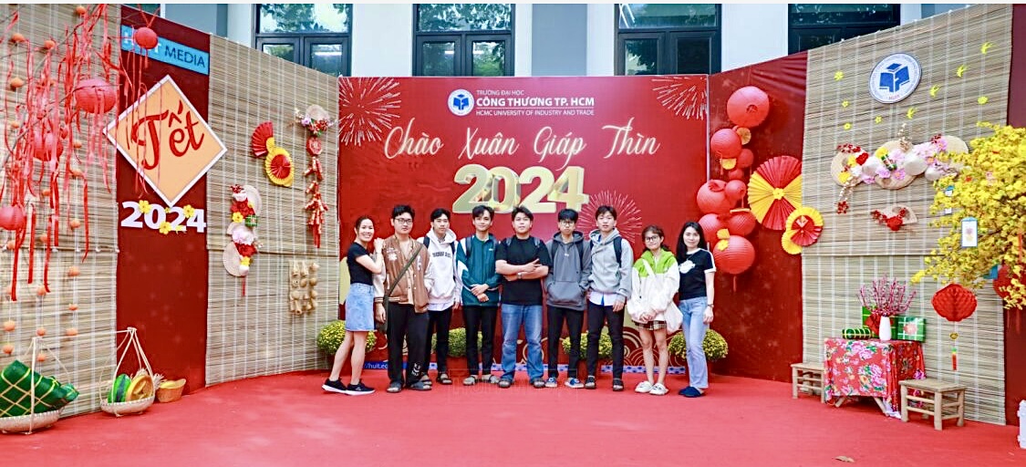 Rộn ràng không gian tết tại giảng đường ĐH- Ảnh 10. Rộn ràng không gian tết tại giảng đường ĐH- Ảnh 10.