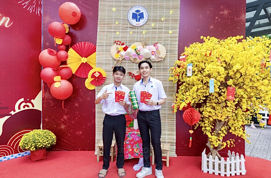 Rộn ràng không gian tết tại giảng đường ĐH- Ảnh 12. Rộn ràng không gian tết tại giảng đường ĐH- Ảnh 12.