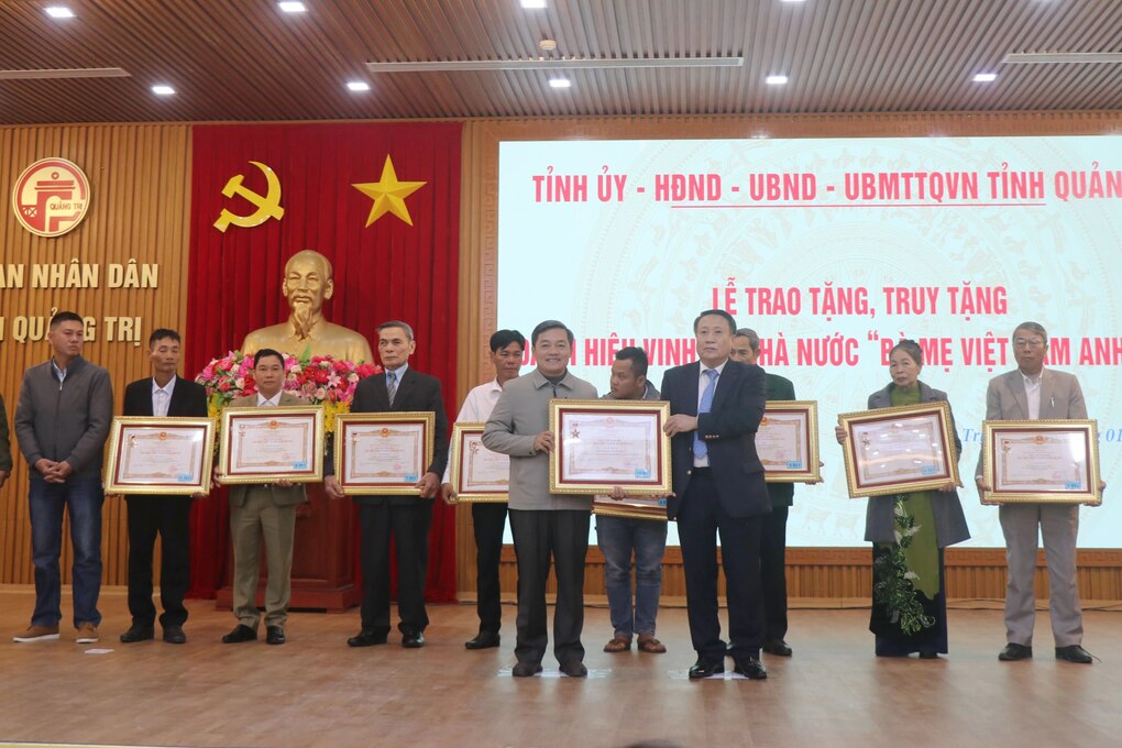 Trao và truy tặng danh hiệu với 22 mẹ Việt Nam anh hùng - 2