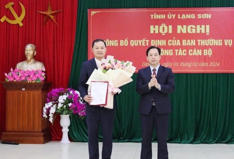 Ông Hoàng Văn Nghiệm - Phó Bí thư Thường trực Tỉnh ủy Lạng Sơn - trao quyết định cho ông Phạm Hùng Trường. Ảnh: Langson.gov.vn