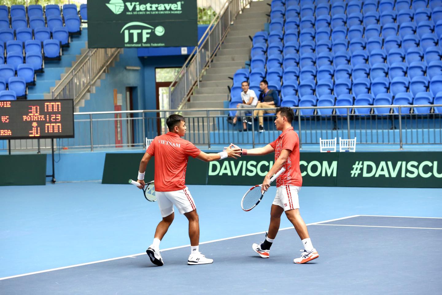 Đội tuyển quần vợt Việt Nam thất thủ trước Nam Phi ở play-off Davis Cup nhóm II- Ảnh 3. Đội tuyển quần vợt Việt Nam thất thủ trước Nam Phi ở play-off Davis Cup nhóm II- Ảnh 3.