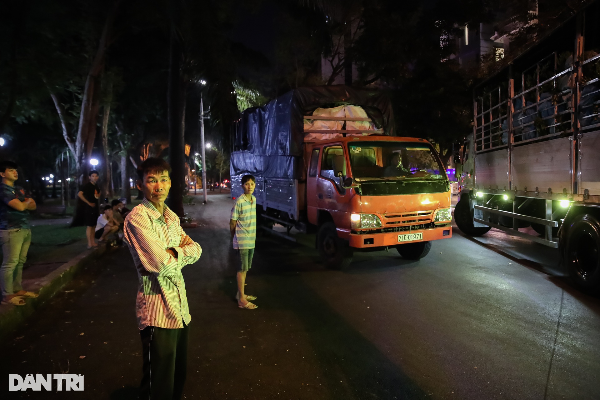 Tiểu thương mắc màn, đốt lửa đuổi muỗi xuyên đêm trông hoa Tết ở TPHCM - 6 Tiểu thương mắc màn, đốt lửa đuổi muỗi xuyên đêm trông hoa Tết ở TPHCM - 6