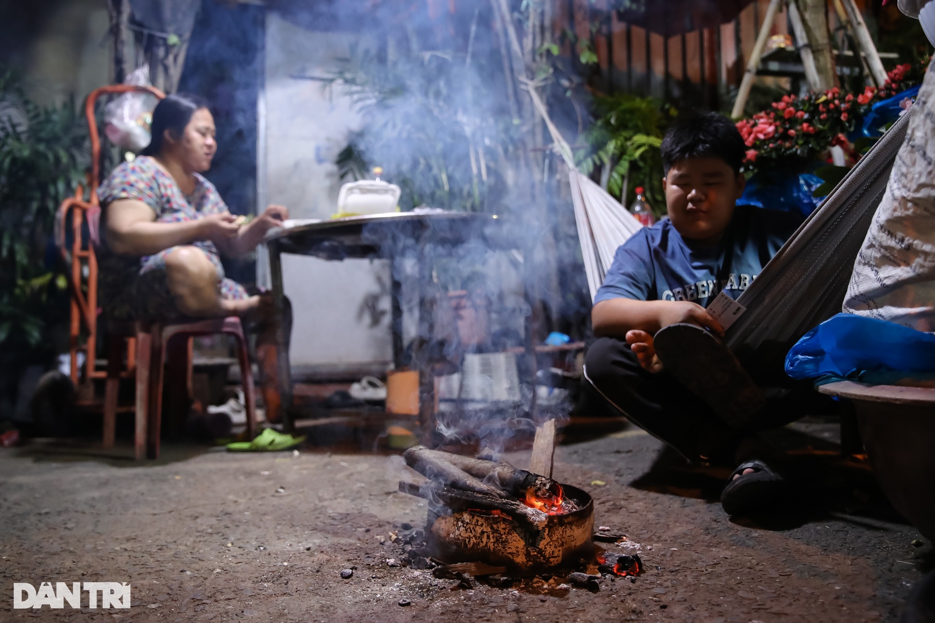 Tiểu thương mắc màn, đốt lửa đuổi muỗi xuyên đêm trông hoa Tết ở TPHCM - 10 Tiểu thương mắc màn, đốt lửa đuổi muỗi xuyên đêm trông hoa Tết ở TPHCM - 10