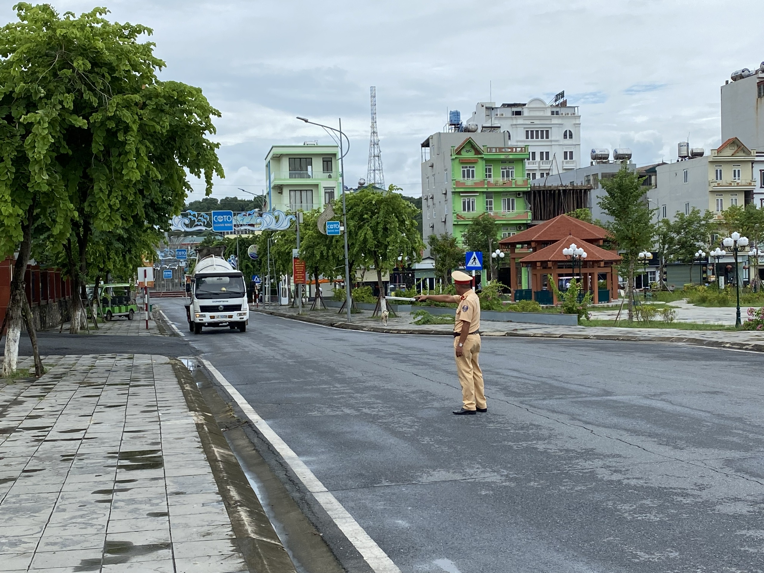 Xe hết hạn đăng kiểm hoạt động ở các đảo: Quảng Ninh xử lý thế nào?- Ảnh 5. Xe hết hạn đăng kiểm hoạt động ở các đảo: Quảng Ninh xử lý thế nào?- Ảnh 5.