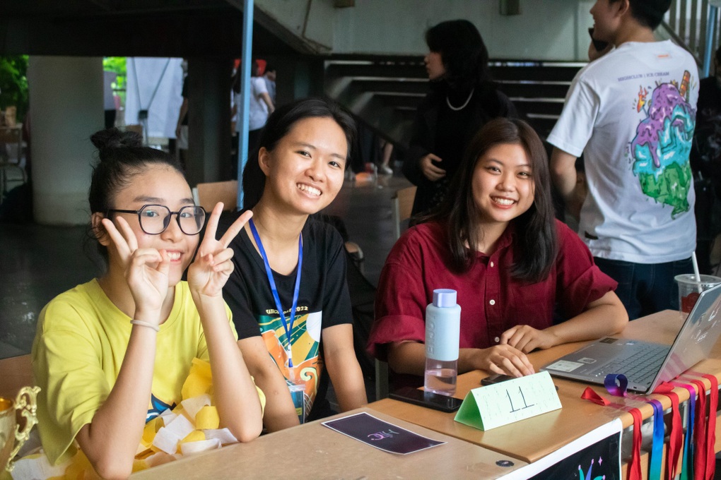 Chân dung tân Đảng viên xinh đẹp đang học lớp 12 trường Ams - 2 Chân dung tân Đảng viên xinh đẹp đang học lớp 12 trường Ams - 2