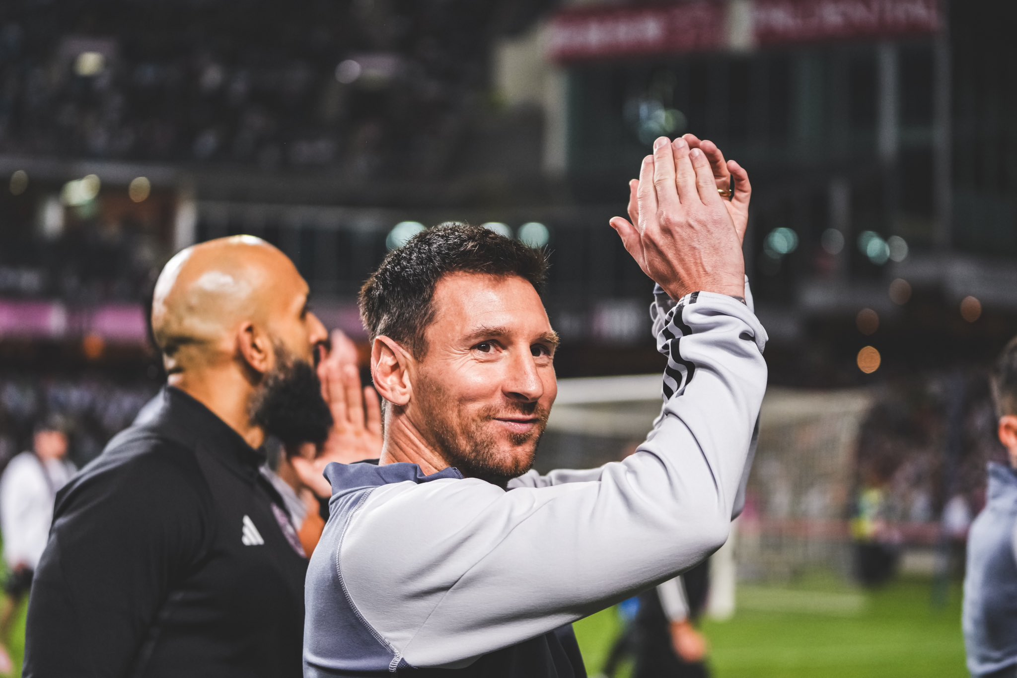 David Beckham lập tức đến Hồng Kông trong ngày 40.000 CĐV chào đón Messi- Ảnh 5. David Beckham lập tức đến Hồng Kông trong ngày 40.000 CĐV chào đón Messi- Ảnh 5.