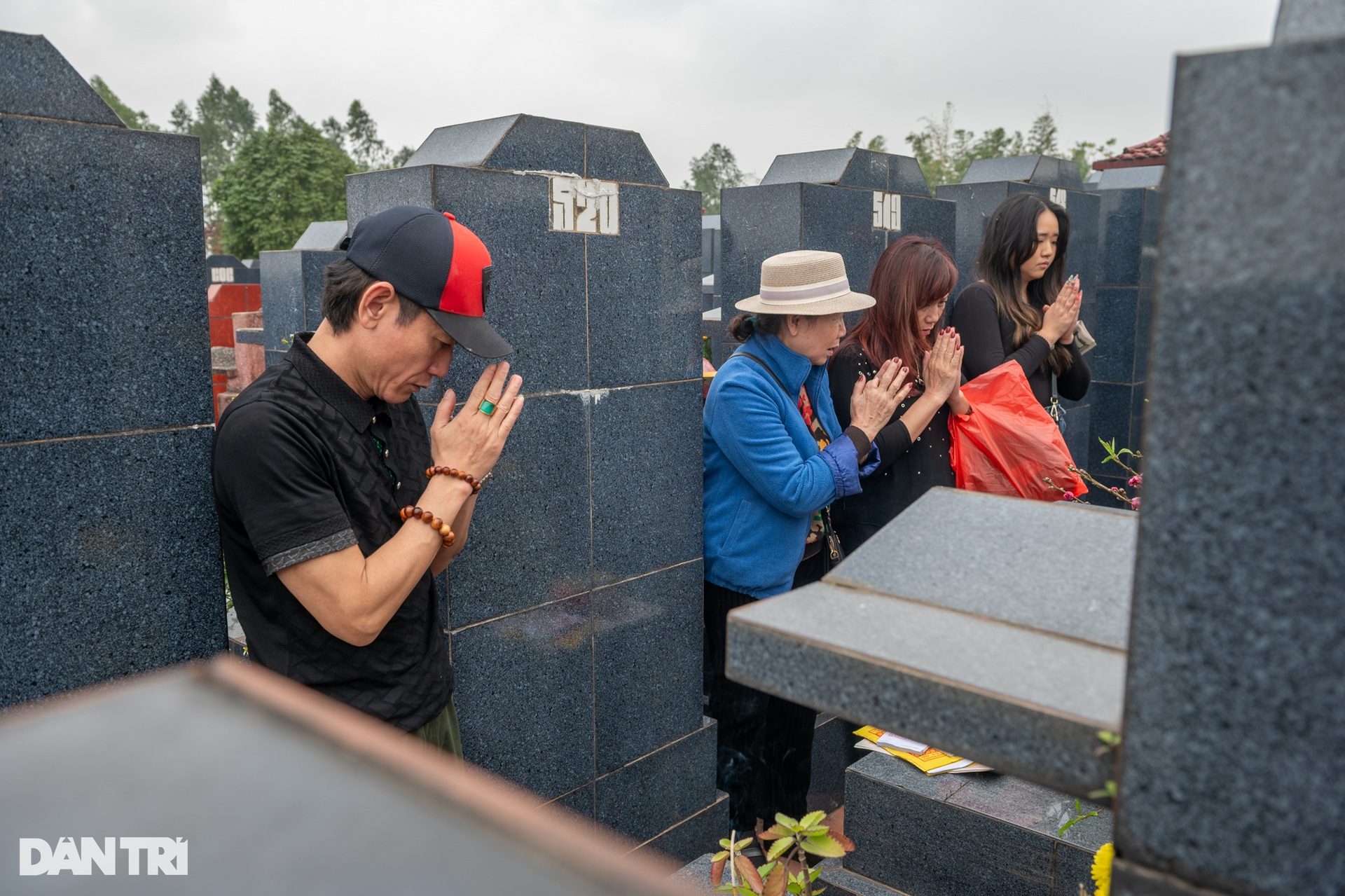 Người Hà Nội đi tảo mộ trước dịp Tết Nguyên đán - 5 Người Hà Nội đi tảo mộ trước dịp Tết Nguyên đán - 5