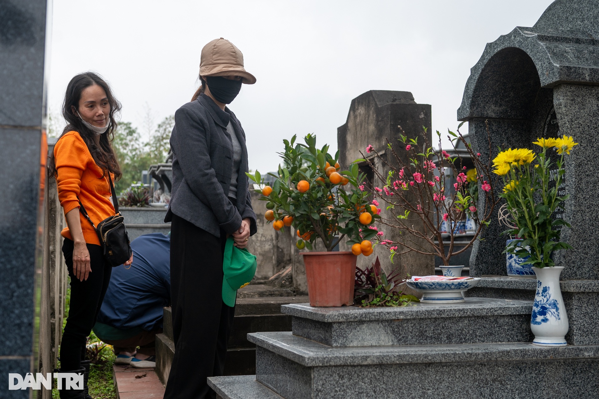 Người Hà Nội đi tảo mộ trước dịp Tết Nguyên đán - 6 Người Hà Nội đi tảo mộ trước dịp Tết Nguyên đán - 6