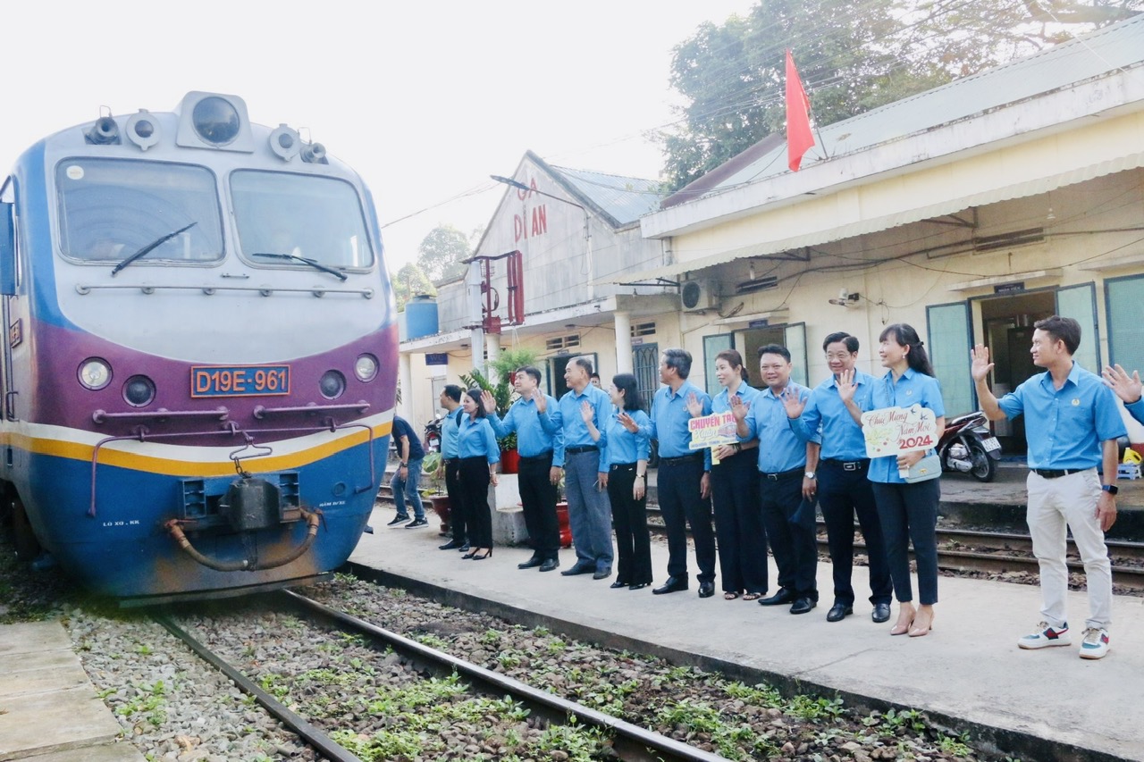 Bình Dương: Hàng ngàn công nhân về quê đón tết trên 'Chuyến tàu xuân nghĩa tình'- Ảnh 2. Bình Dương: Hàng ngàn công nhân về quê đón tết trên 'Chuyến tàu xuân nghĩa tình'- Ảnh 2.