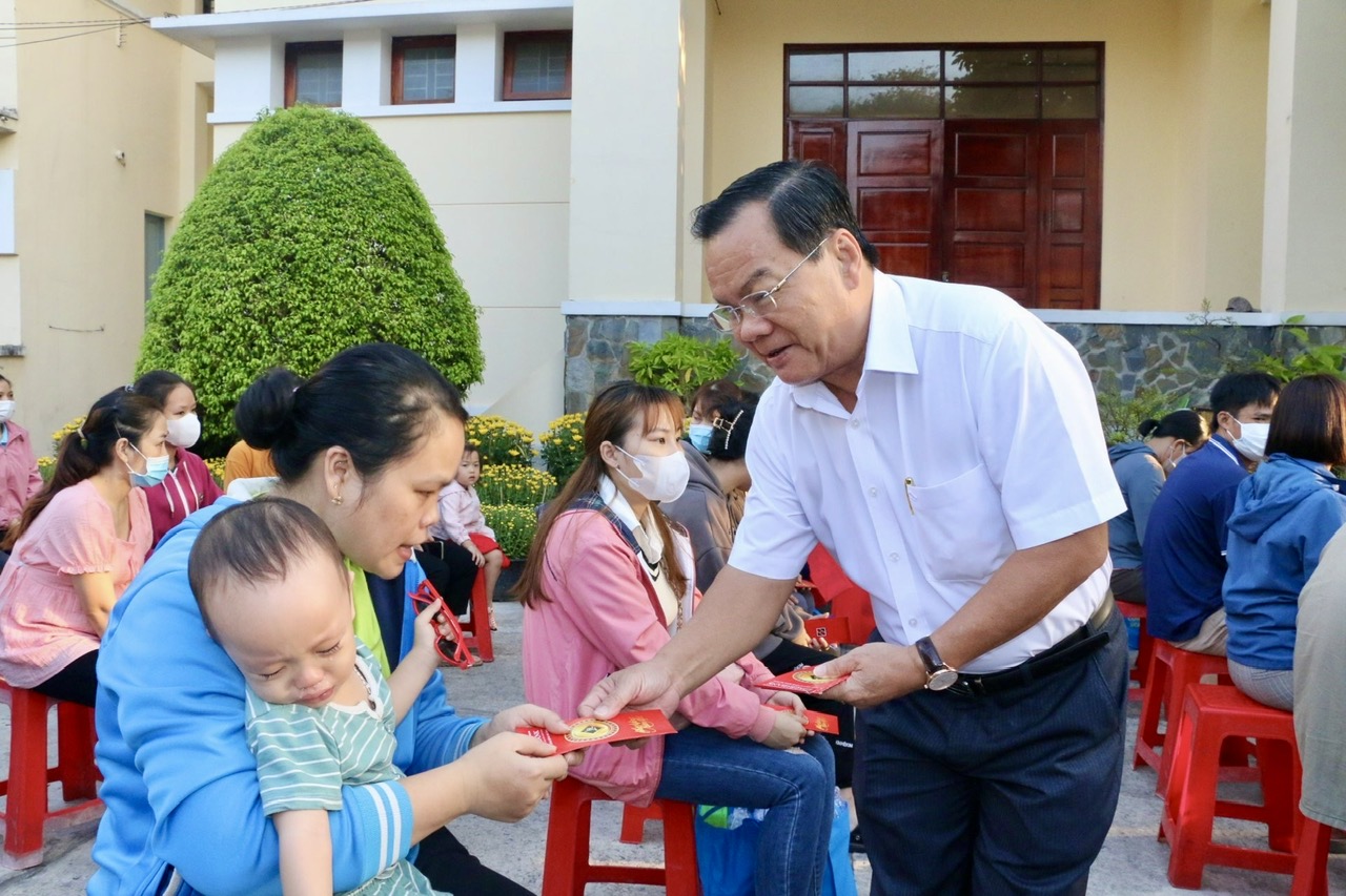 Bình Dương: Hàng ngàn công nhân về quê đón tết trên 'Chuyến tàu xuân nghĩa tình'- Ảnh 3. Bình Dương: Hàng ngàn công nhân về quê đón tết trên 'Chuyến tàu xuân nghĩa tình'- Ảnh 3.