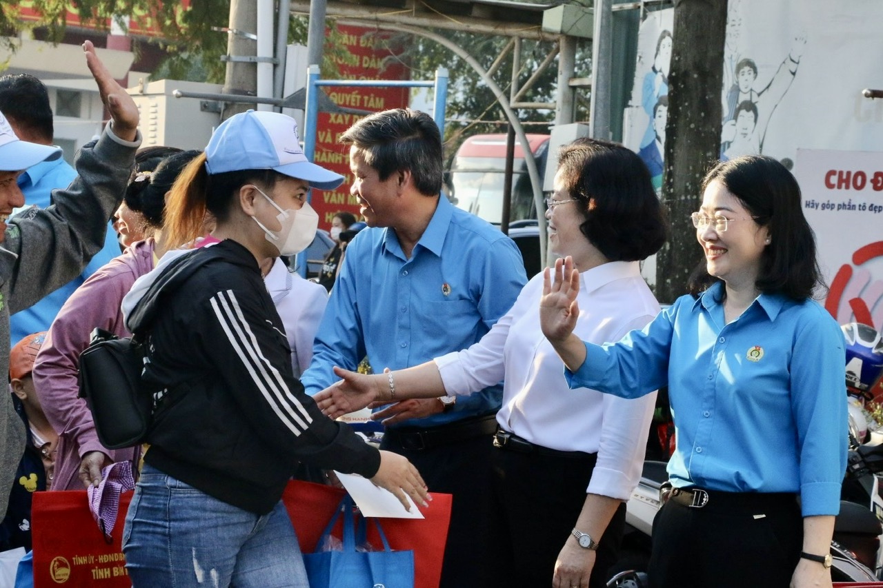 Bình Dương: Hàng ngàn công nhân về quê đón tết trên 'Chuyến tàu xuân nghĩa tình'- Ảnh 5. Bình Dương: Hàng ngàn công nhân về quê đón tết trên 'Chuyến tàu xuân nghĩa tình'- Ảnh 5.