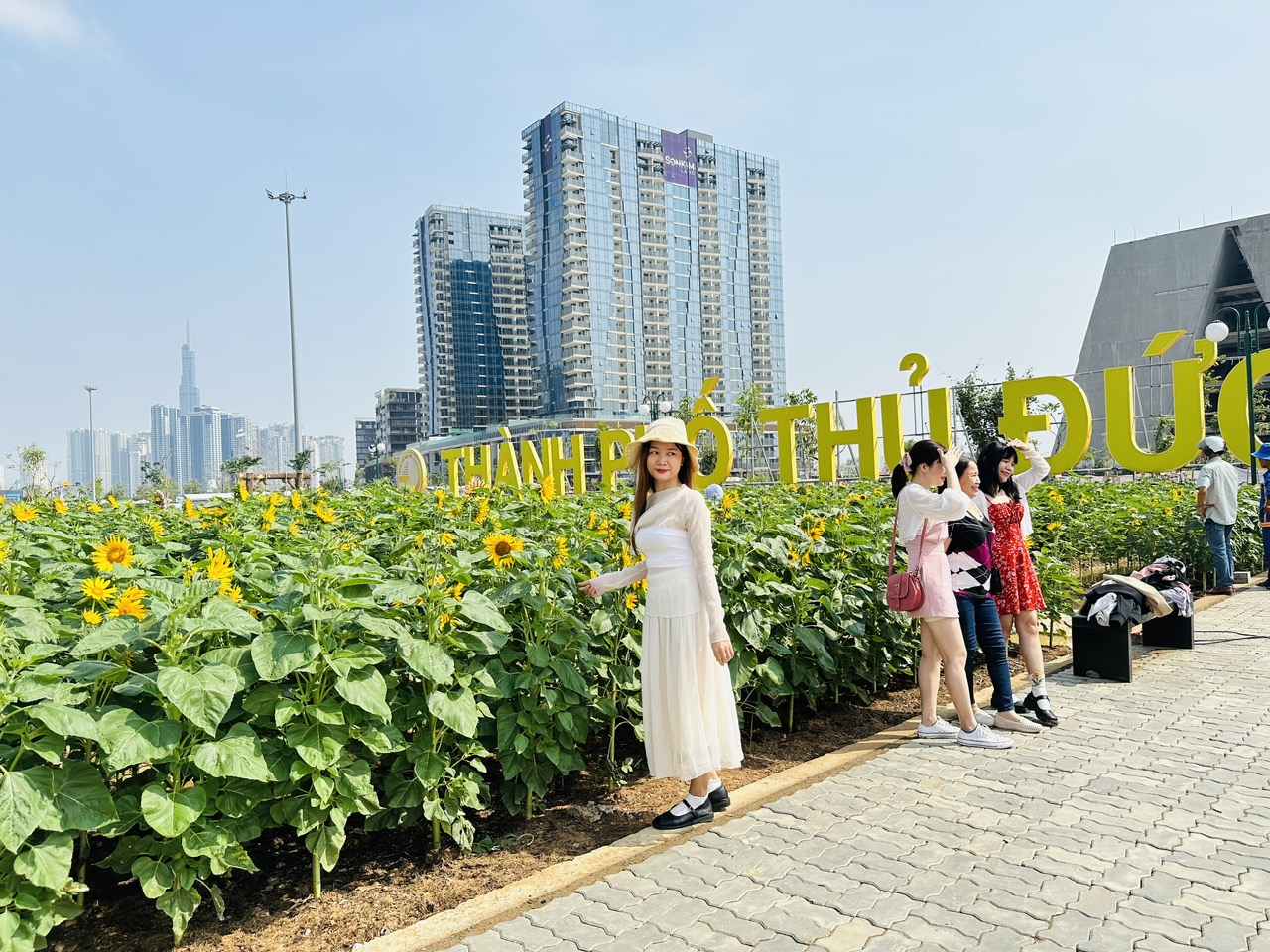 Người dân đội nắng check-in vườn hướng dương đẹp nhất Sài Gòn- Ảnh 8. Người dân đội nắng check-in vườn hướng dương đẹp nhất Sài Gòn- Ảnh 8.