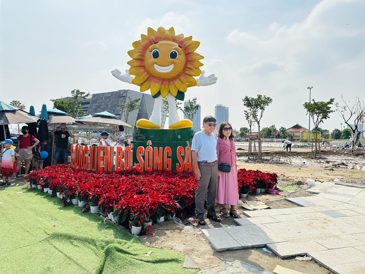 Người dân đội nắng check-in vườn hướng dương đẹp nhất Sài Gòn- Ảnh 9. Người dân đội nắng check-in vườn hướng dương đẹp nhất Sài Gòn- Ảnh 9.