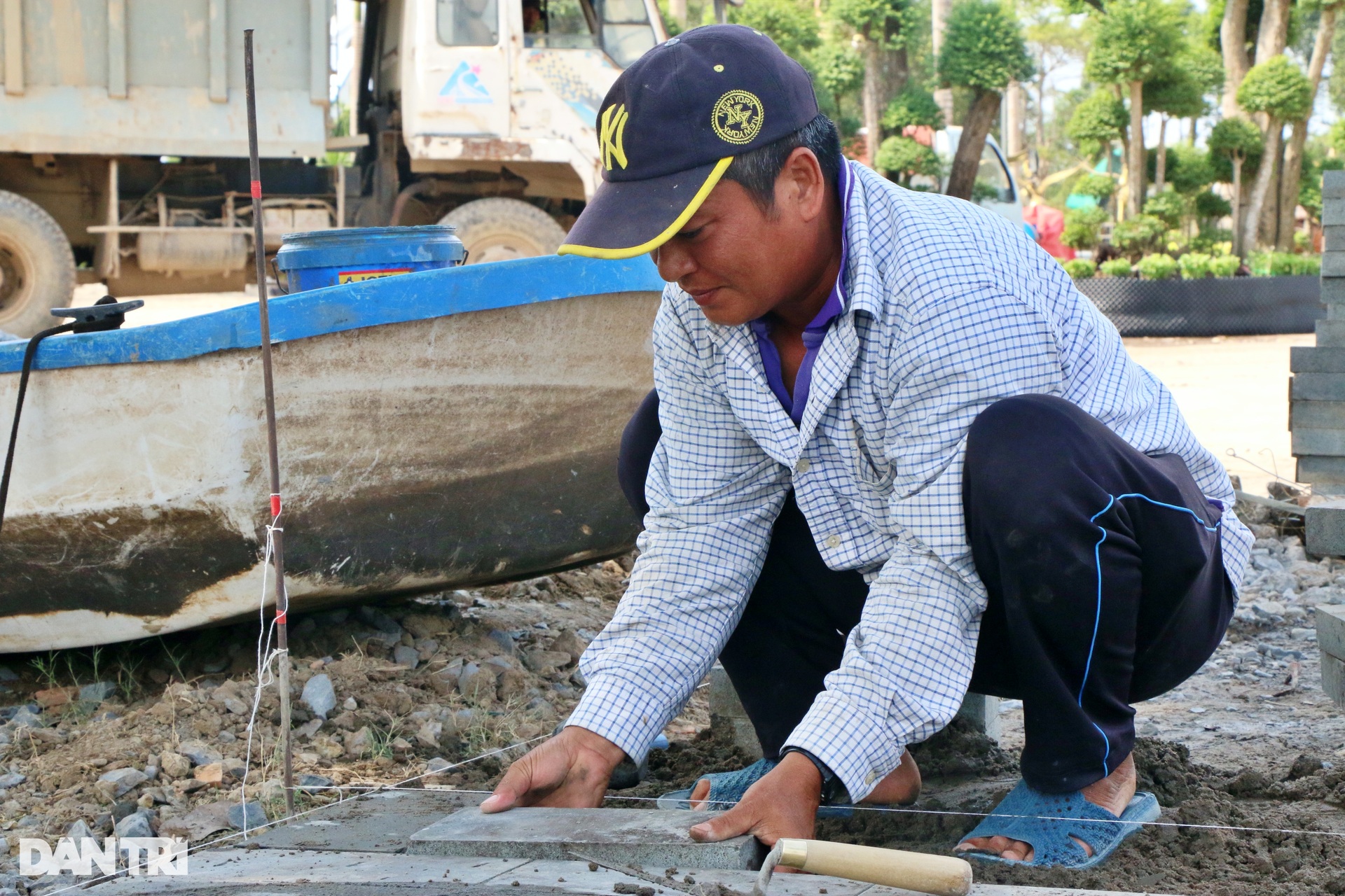 Gấp rút thi công nơi miễn phí mặt bằng cho người dân miền Tây bán hoa Tết - 4 Gấp rút thi công nơi miễn phí mặt bằng cho người dân miền Tây bán hoa Tết - 4