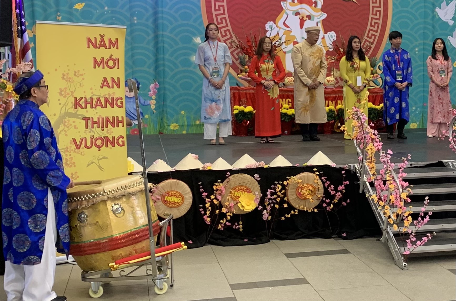 Người Việt khắp nơi rộn ràng đón Tết Nguyên đán - Ảnh 9. Người Việt khắp nơi rộn ràng đón Tết Nguyên đán - Ảnh 9.