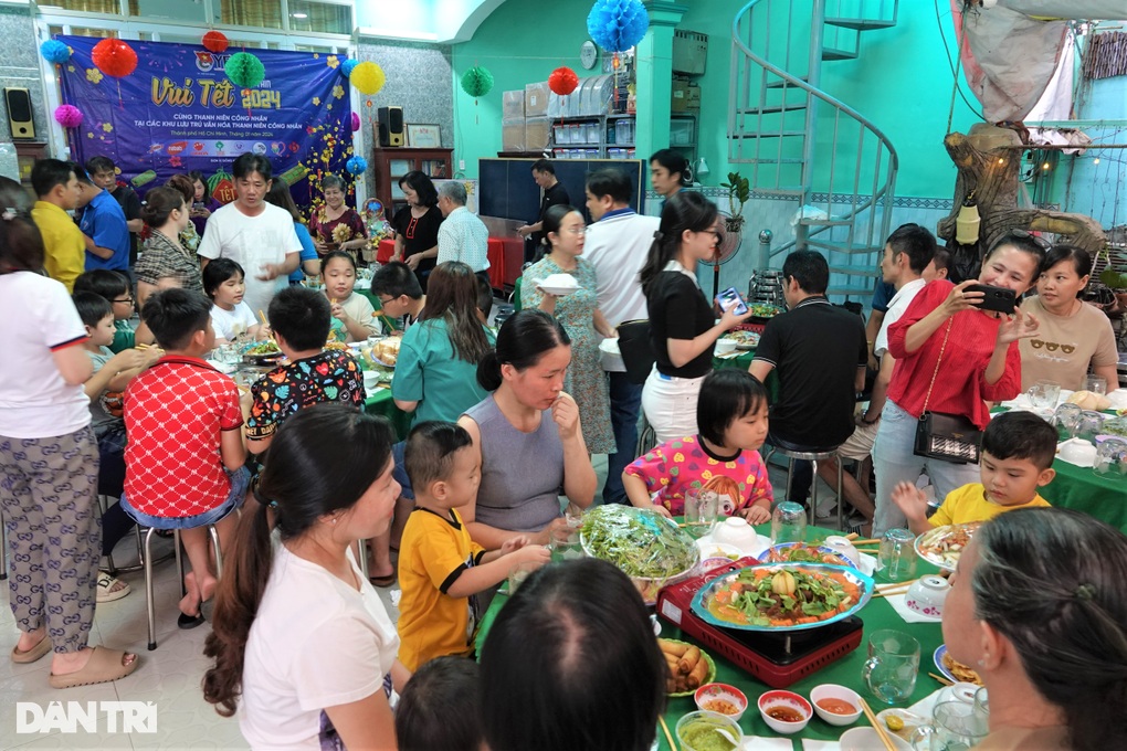 Chủ trọ tuổi 80 chi 40 triệu đồng đãi tiệc tất niên, tặng quà công nhân - 4 Chủ trọ tuổi 80 chi 40 triệu đồng đãi tiệc tất niên, tặng quà công nhân - 4