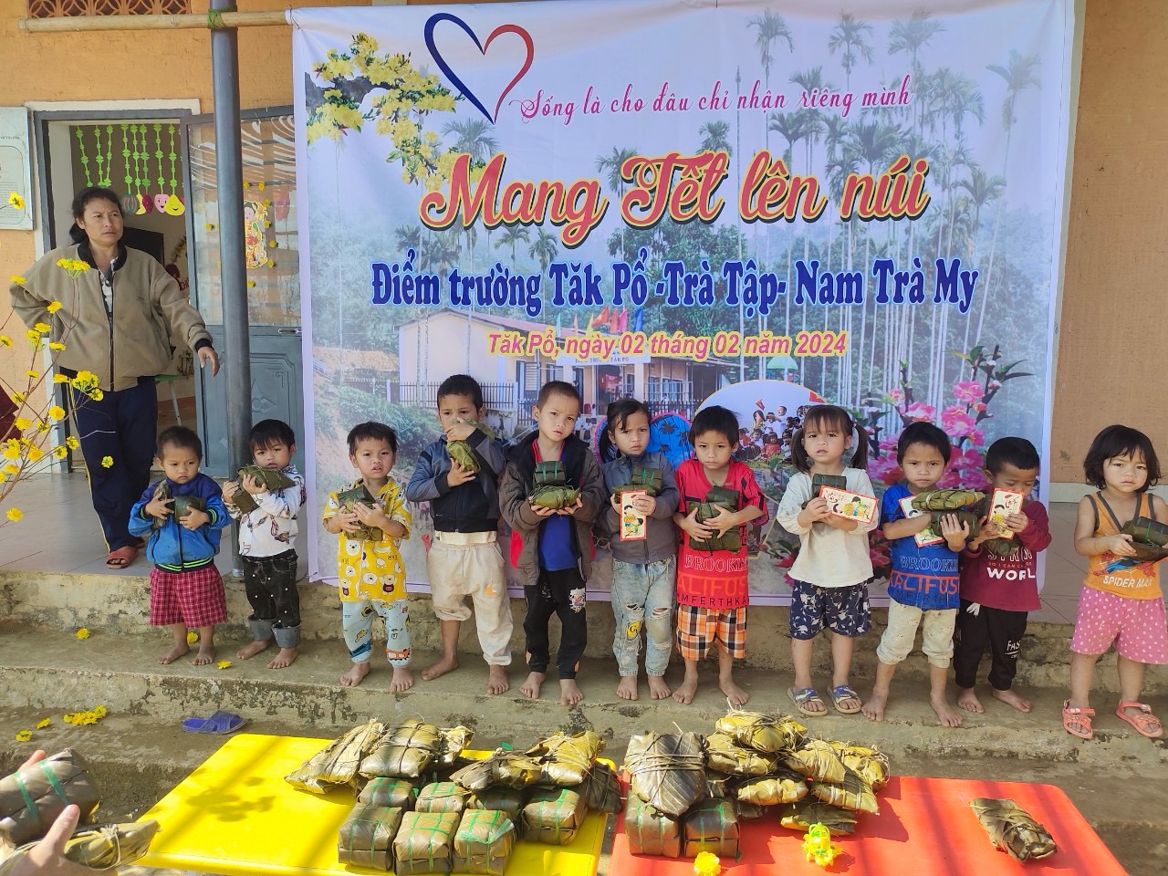 Những chiếc bánh được gói, nấu và phát đến từng em học sinh Những chiếc bánh được gói, nấu và phát đến từng em học sinh